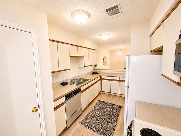 3rd image of 5536 Club Crest Dr