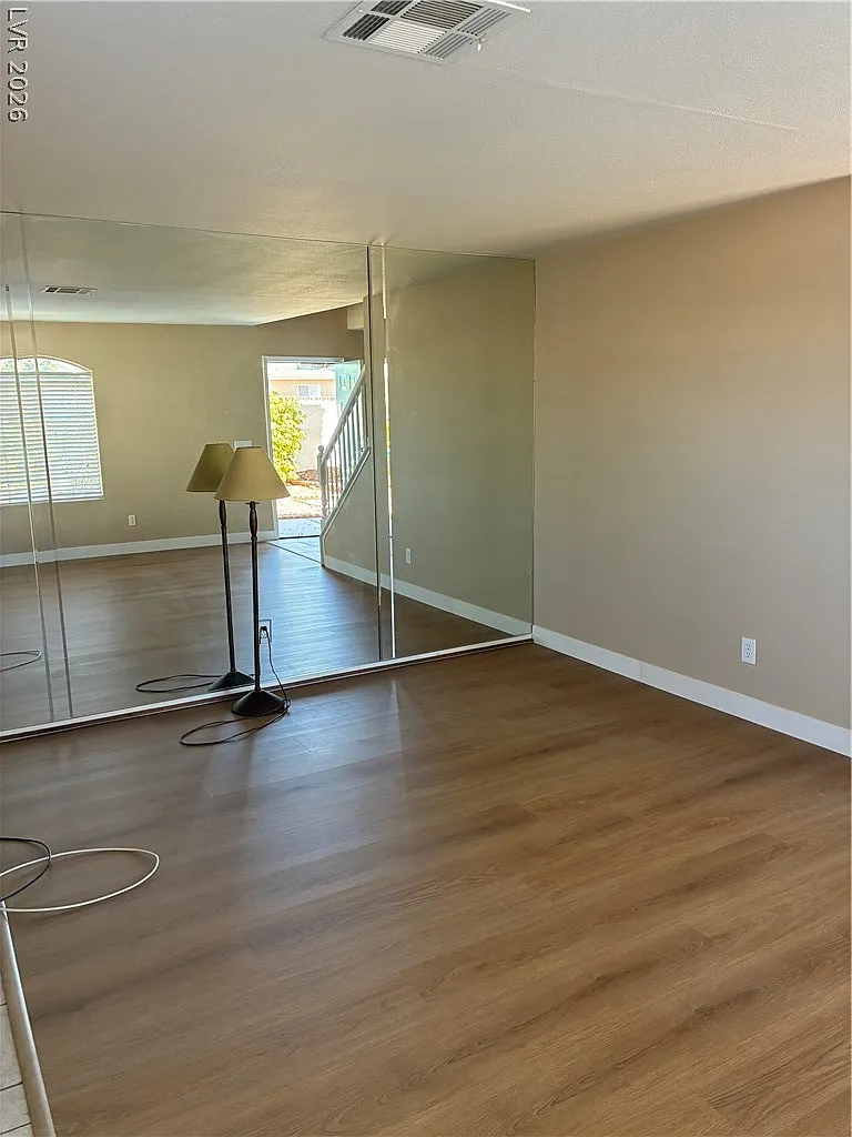 3 bed, 2.5 bath, 1408 sqft, $2,300 — Photo 4