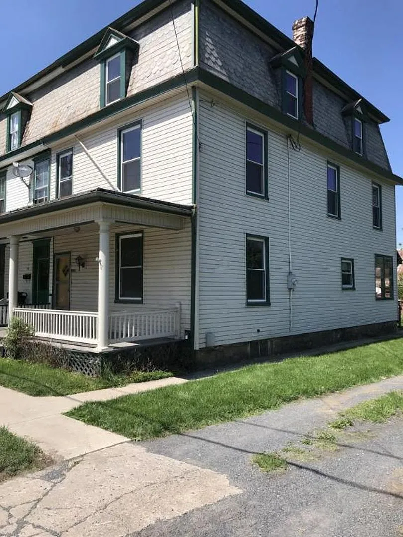 *Coming Soon* Spacious Victorian 5-Bedroom Home With Central Air And Large Yard — Photo 1