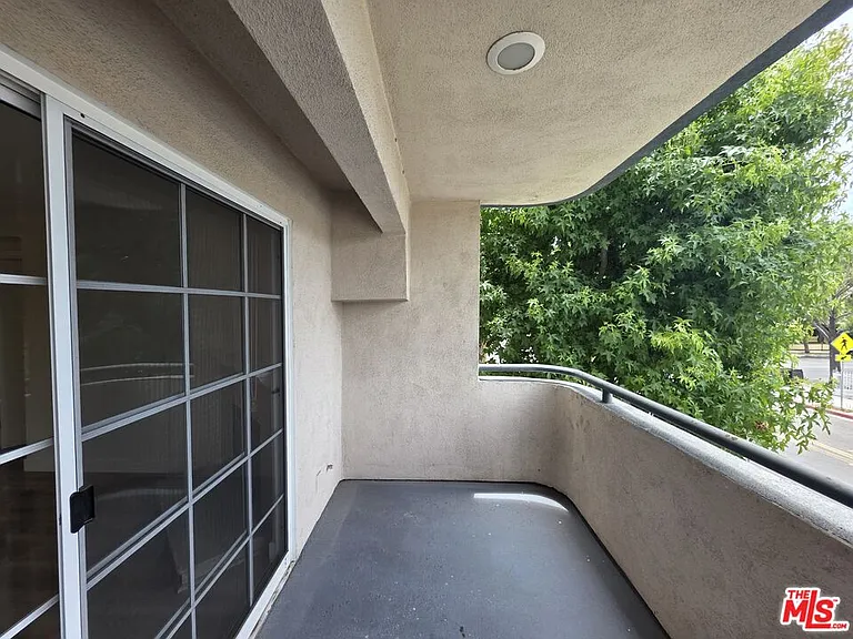535 W 4th St #110 — Photo 36