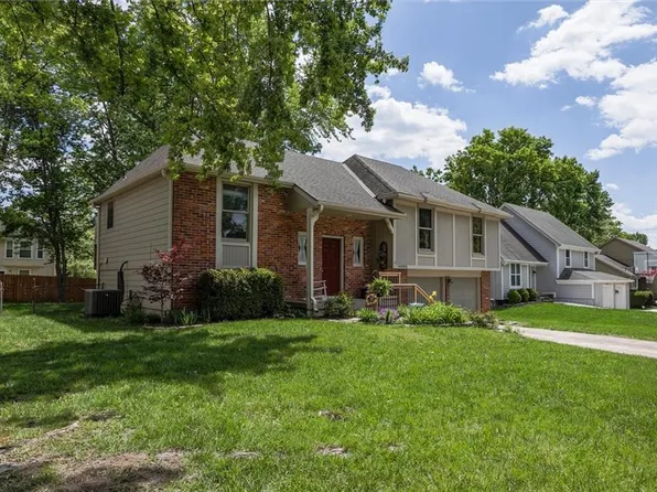 14005 S Cottonwood Dr, Olathe, KS 66062