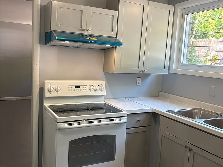 1027 Highland St #4 — Photo 5