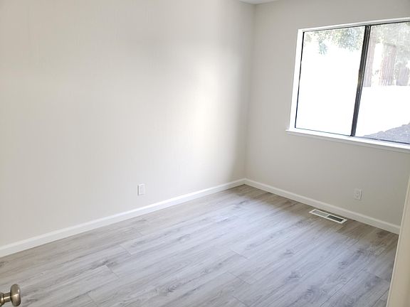 5th image of 1032 Vermont St APT B