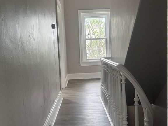 3rd image of 77 Bank St APT 3