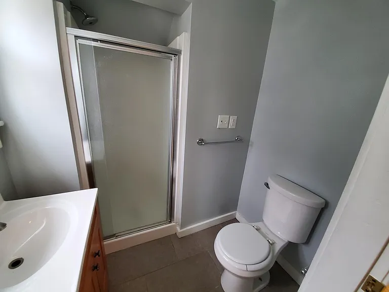 2ND FLOOR HALLWAY FULL BATH