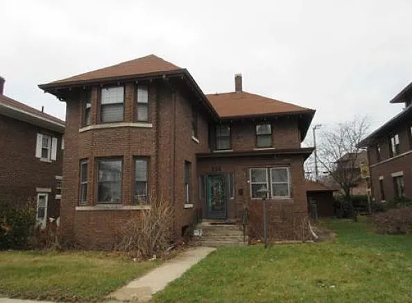 214 E 10th St photo 1