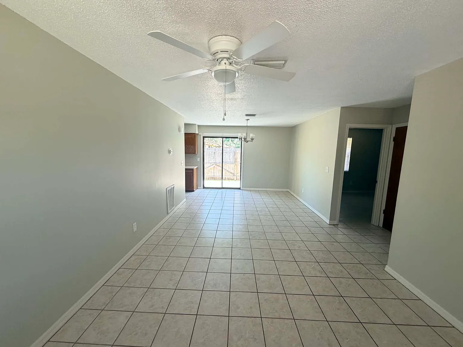 2 bed, 1000 sqft, $1,150 — Photo 2