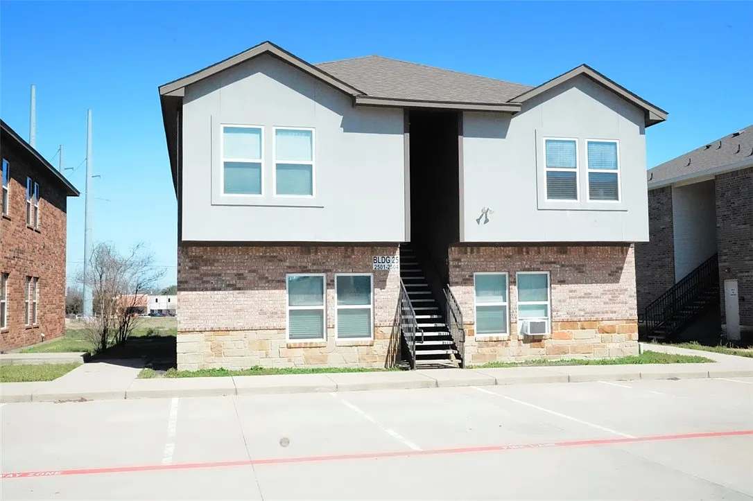 2 bed, 996 sqft, $1,100 — Photo 1