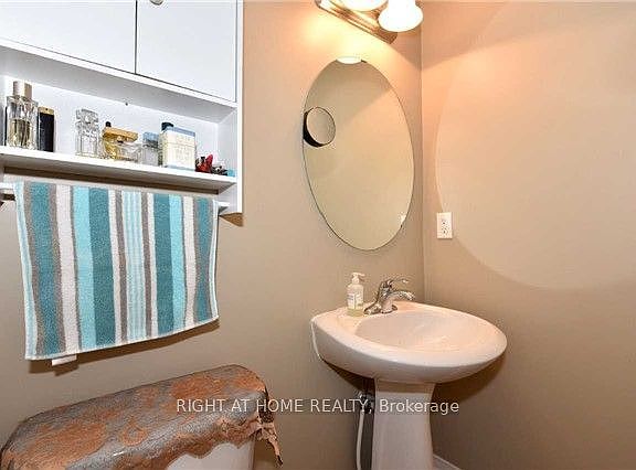 5th image of 32 Donlevy Cres
