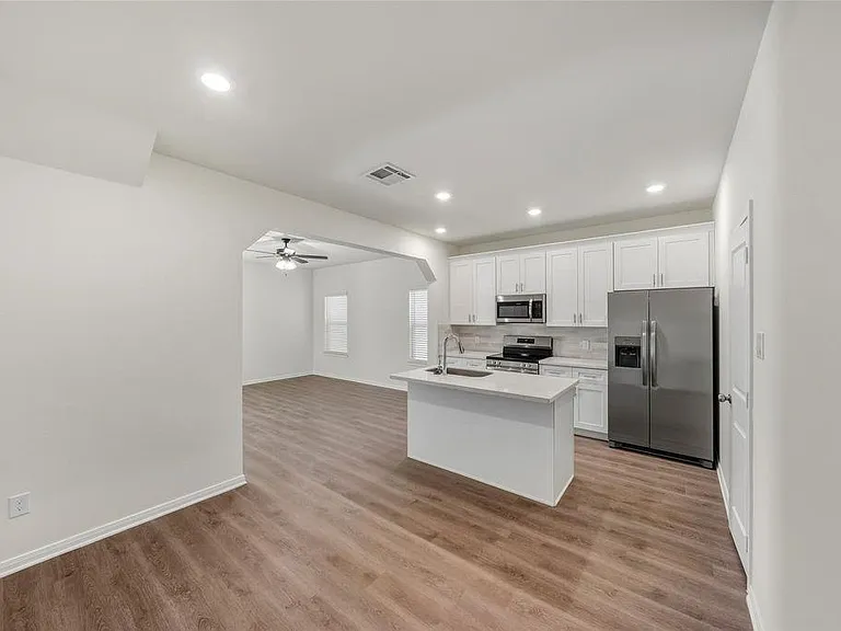 706 W Dallas — Photo 21