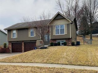 805 E Summit St, Smithville, MO 64089