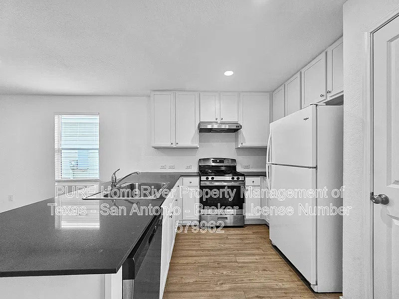 4 bed, 2.5 bath, 1950 sqft, $1,695 — Photo 4
