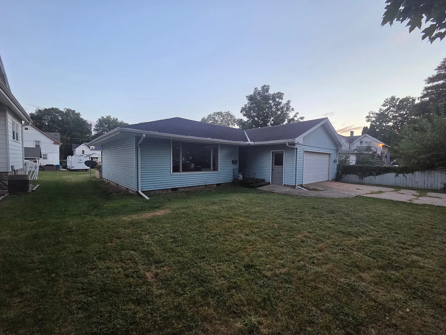 Charming 3 Bed, 2 Bath Single Family Home in Pontiac, IL - $1600/mo — Photo 3