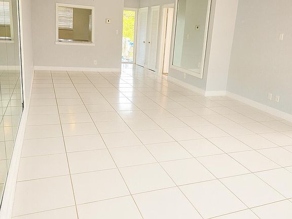 4th image of 1001 SE 3rd St APT 3