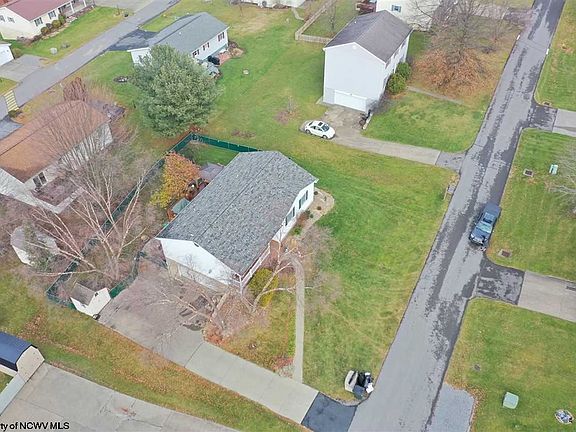5th image of 1391 Bennett Dr