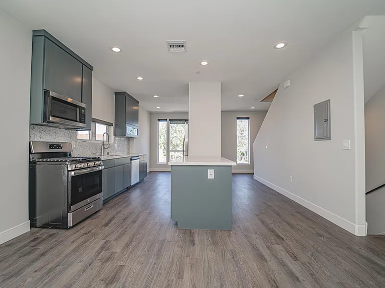 4526 1/2 Saint Charles Pl — Photo 30