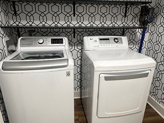 Laundry closet (washer/dryer provided)