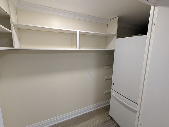 2nd image of 3263 Cawthra Rd