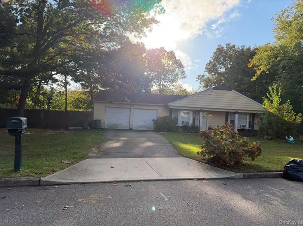 6 Mount Snow Lane, Coram, NY 11727