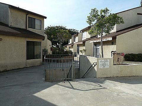 1st image of 620 W Hyde Park Blvd Unit 208