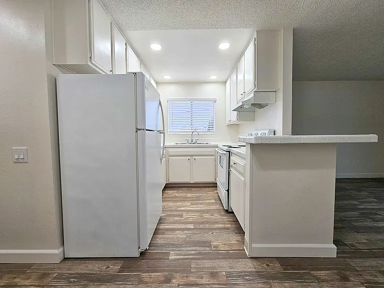 1096 N Mollison Ave — Photo 17