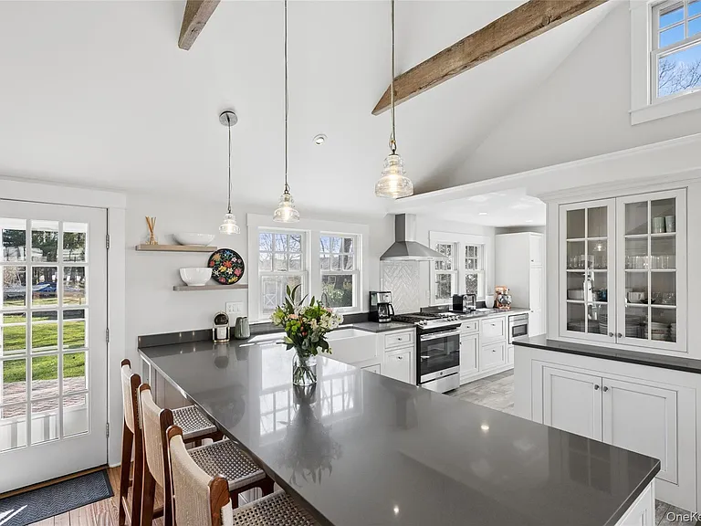 250 Oak Rd — Photo 3