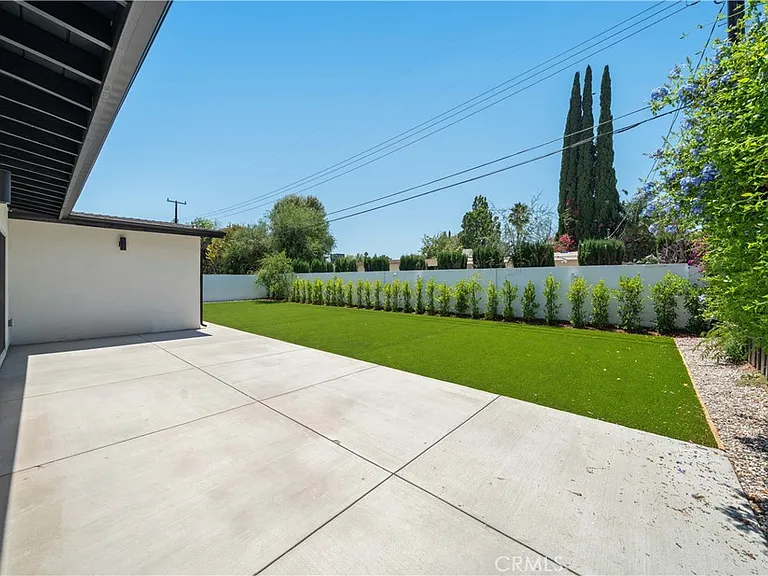 22928 Leadwell St — Photo 25