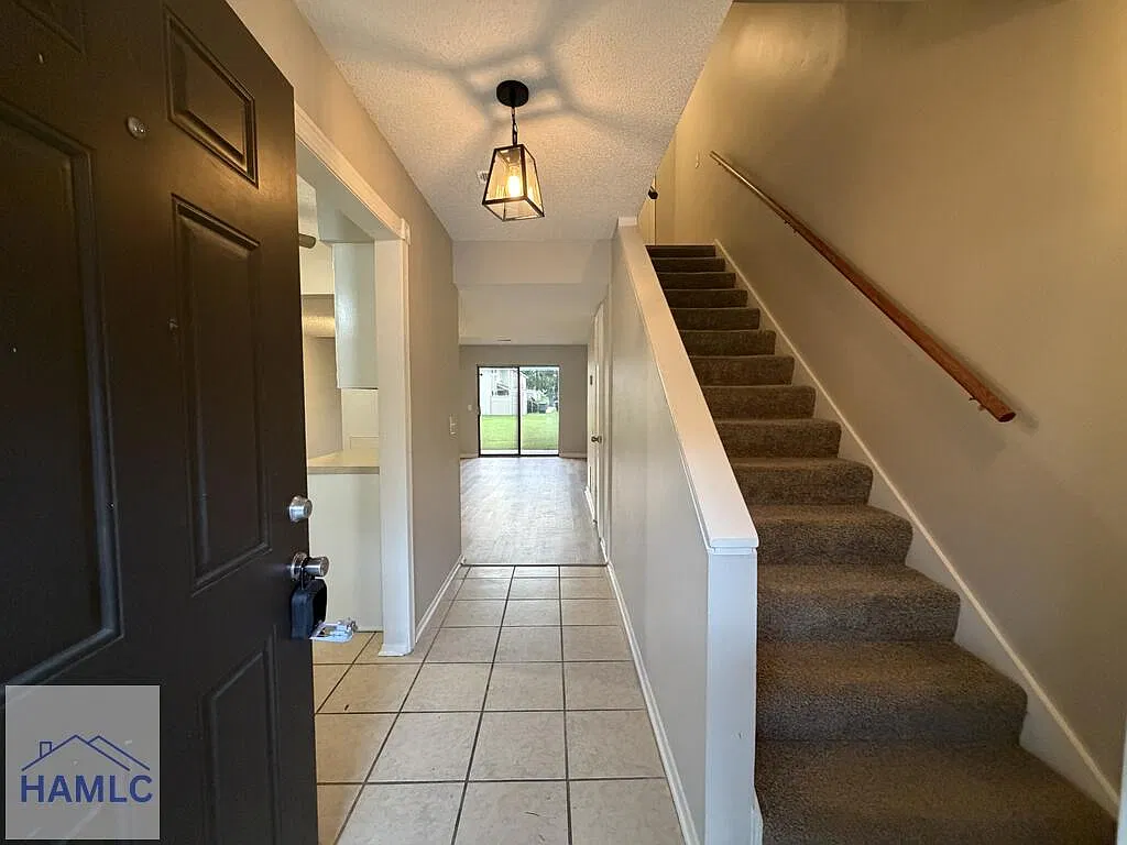 2 bed, 1.5 bath, 1068 sqft, $1,350 — Photo 2
