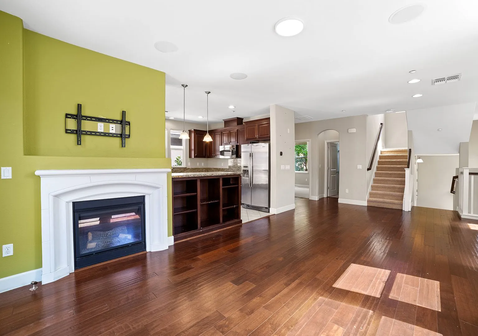 Bright & Spacious Rental Home in Prime Central Location — Photo 2