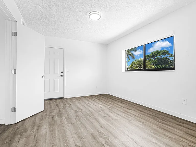 12085 W Dixie Hwy #209 — Photo 14