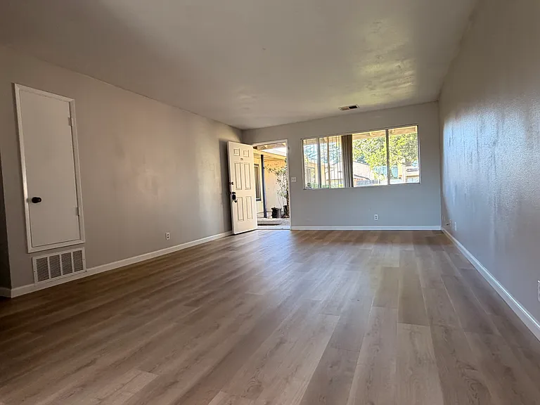 541 Pacific Ave — Photo 3