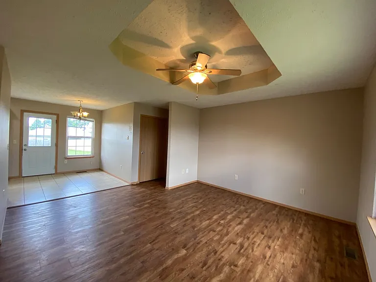 203 N Christopher Ln — Photo 3