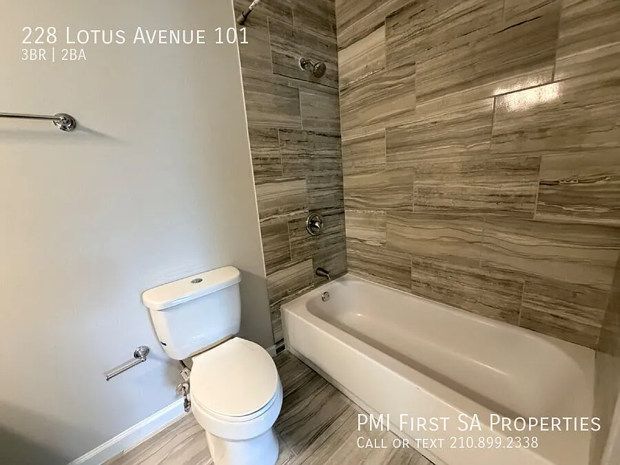 3 bedroom and 2 bathrooms has newly renovated modern home in Southtown unit ready to move in! — Photo 3