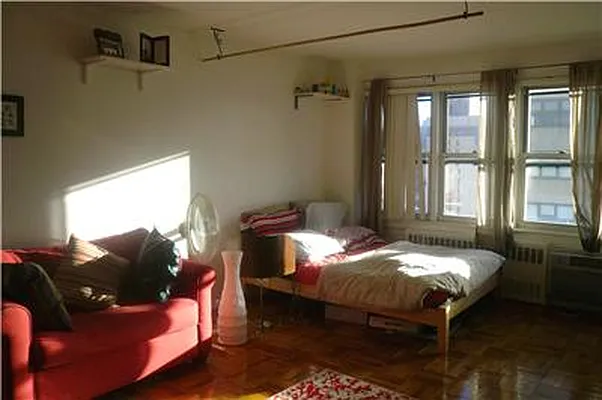 Rented by Akam Sales and Brokerage | media 18