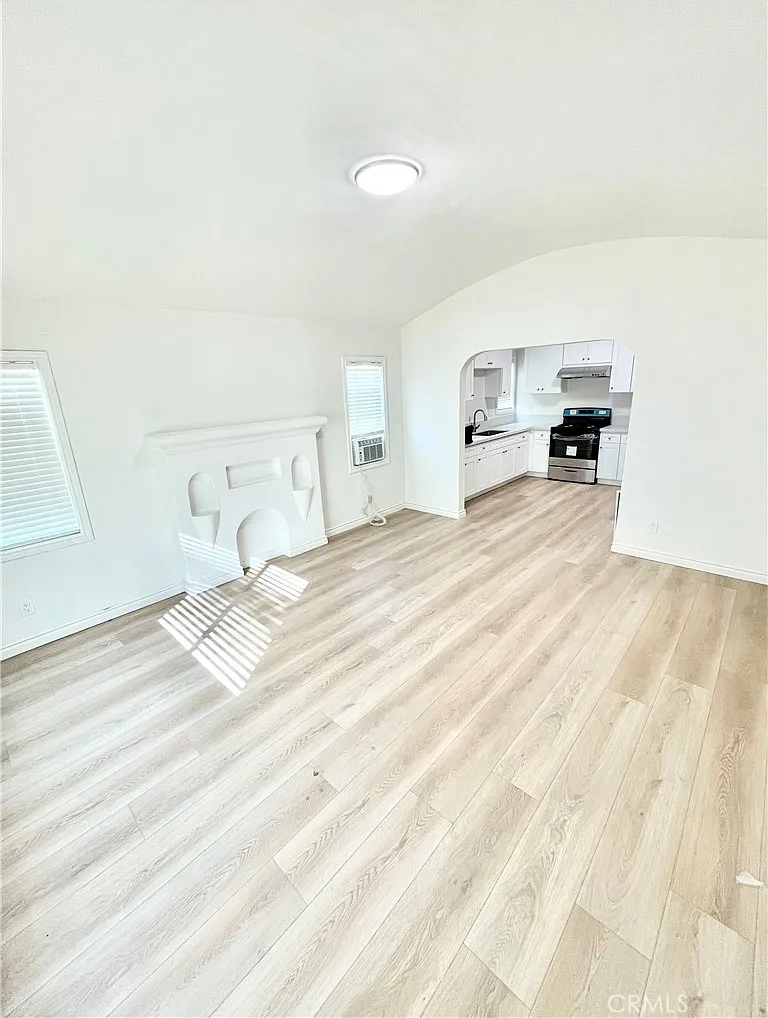 2 bed, 1000 sqft, $2,050 — Photo 3