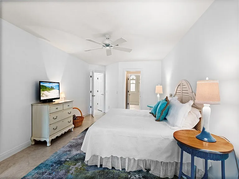 560 N Monterey Dr — Photo 17