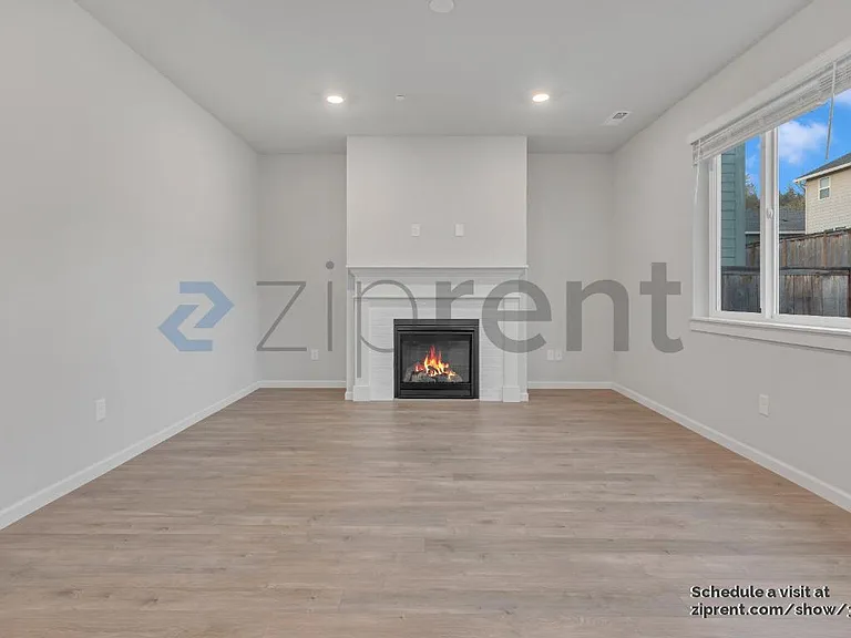 6460 N 89th Ave — Photo 4