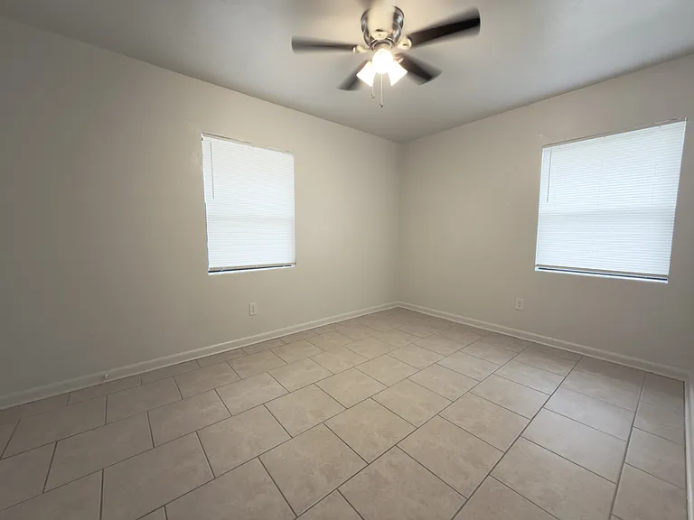 927 E Walnut St — Photo 19
