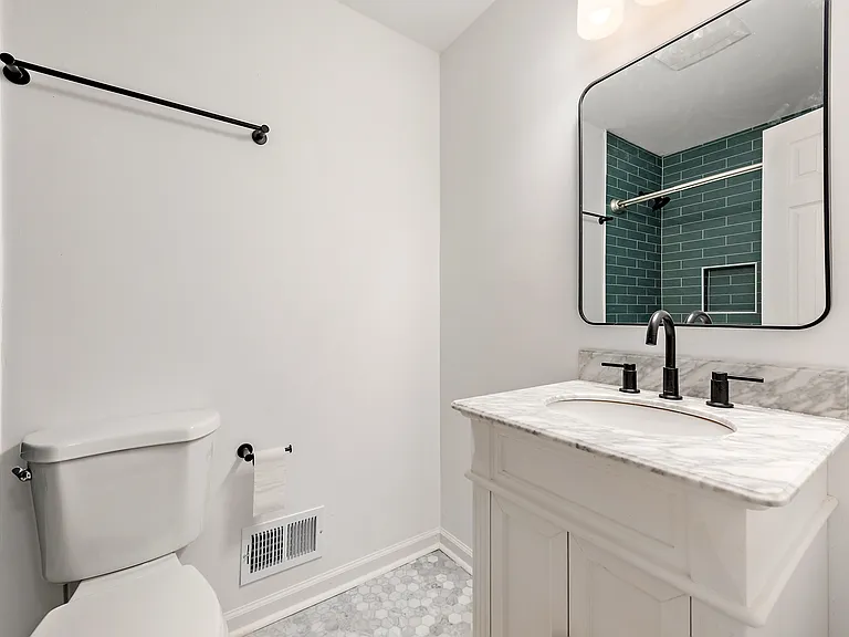 1129 Eastview Dr — Photo 4