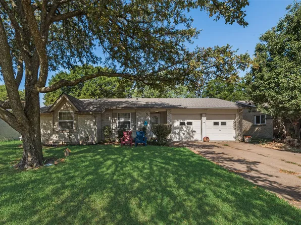1221 Greenway Dr, Mesquite, TX 75149