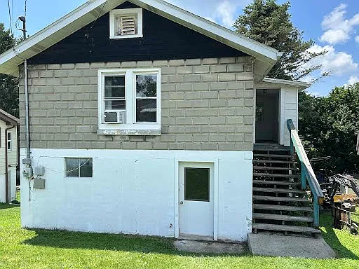 102 Lauren Ave — Photo 1