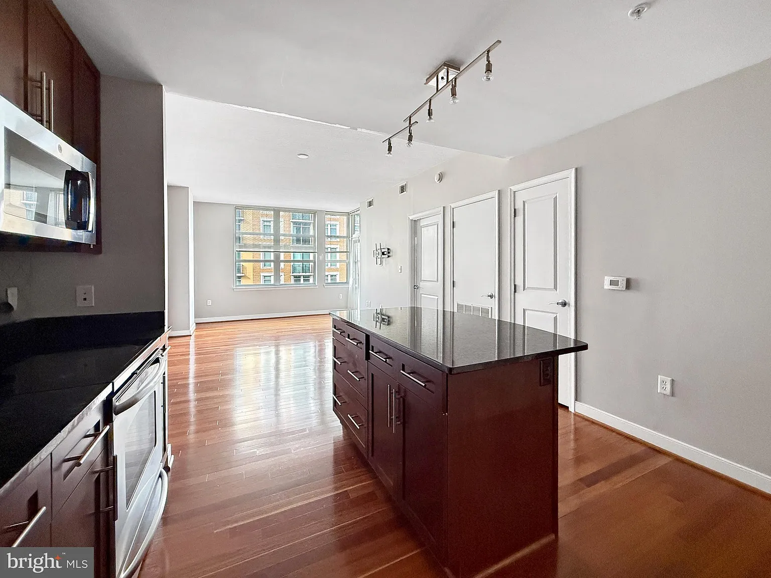 1 bed, 1.0 bath, 743 sqft, $2,500 — Photo 2