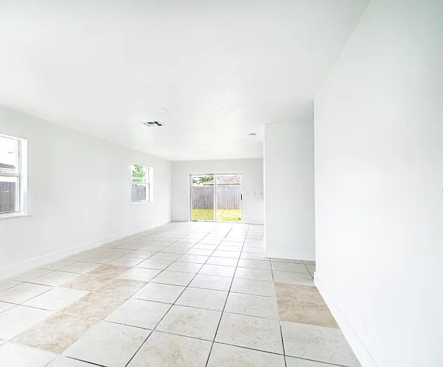 4 bed, 1395 sqft, $2,800 — Photo 2