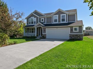 688 Highlander Dr NE, Rockford, MI 49341