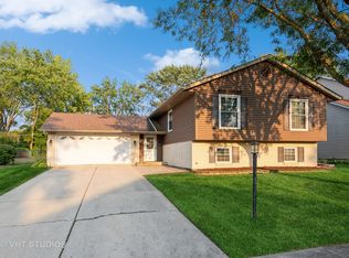 14 Spring Valley Ln, Streamwood, IL 60107