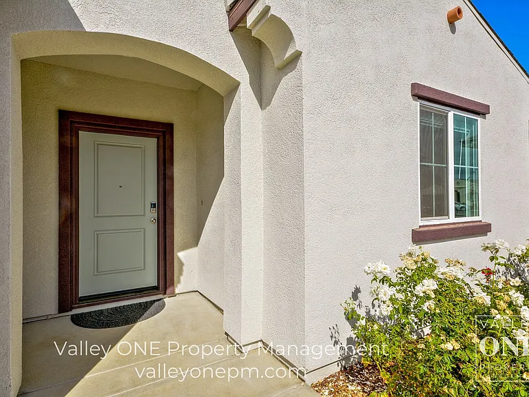 933 Tipton Ln — Photo 5