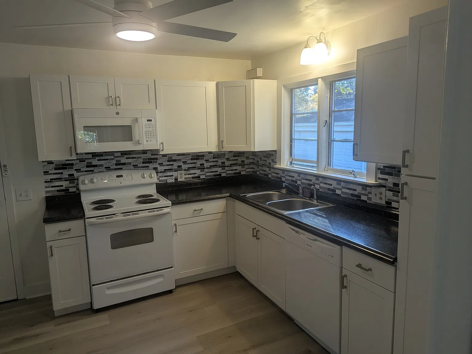 5 bed, 2.5 bath, 1720 sqft, $3,600 — Photo 3