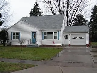 24 Leon Pl photo 1