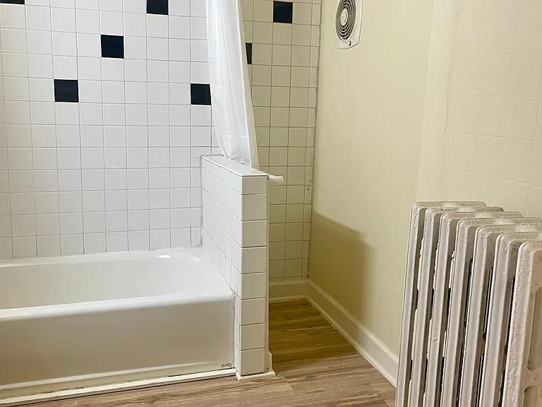 2439 W Eastwood Ave #B — Photo 8