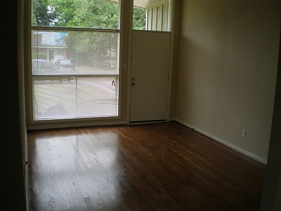 2nd image of 4215 Tavenor Ln